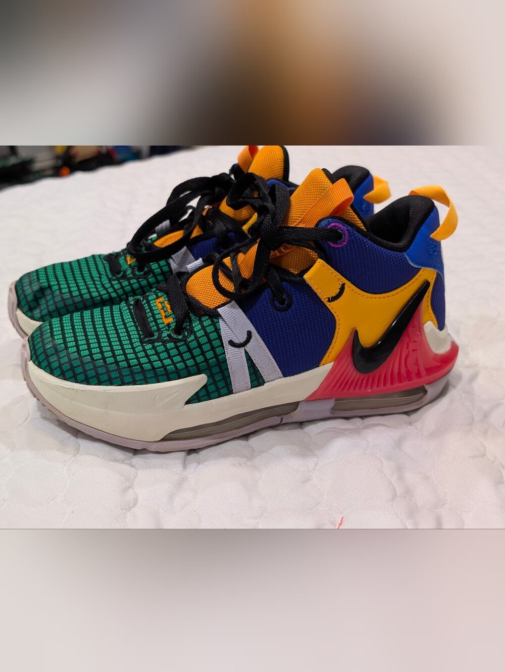 Nike LeBron Witness 7 basketball shoes in a Multi-Color Sz 4.5
